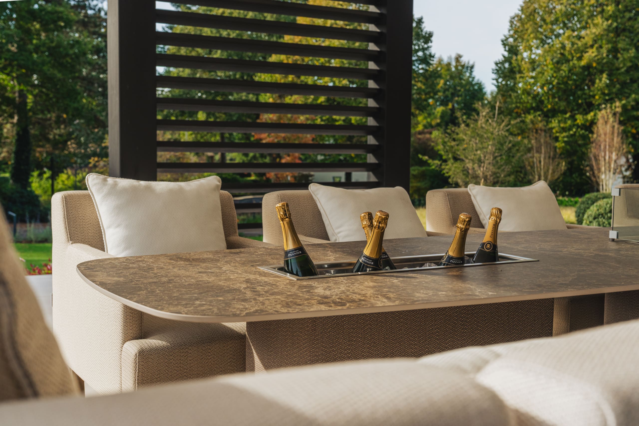 Keramische tuintafel met ingebouwde champagnekoeler en loungestoelen